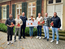 Emergency paramedics hand over donations to the children's hospice service Silke Kreuznacht from the children's hospice service 'Königskinder' (centre) is delighted to receive the donation from (from left to right) Daniel Ciba, Elias Klomfaß, Martin Simiantkowski, Jakob Kalthegener, Tim Schulze Holthausen and Fabian Busche.