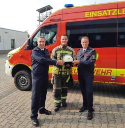 Dirk Arping and Marco Heisterkamp present Damon Tebeest with the helmet with the \ Dirk Arping and Marco Heisterkamp present Damon Tebeest with the helmet with the \