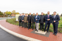 In Bocholt entsteht der Health Education Campus Westmünsterland (v. l.): Klaus Ehling, Kuratoriumsvorsitzender der Stiftung St.-Agnes-Hospital-Bocholt; FH Münster-Präsident Prof. Dr. Frank Dellmann, Thomas Waschki, Erster Stadtrat der Stadt Bocholt; Leiter der Feuerwehr Bocholt Thomas Deckers, Ludger Hellmann, Sprecher der Geschäftsführung des Klinikums Westmünsterland; Herbert Mäteling, Geschäftsführer des St. Agnes-Hospitals Bocholt; Dr. Olaf Baumhove, ärztlicher Direktor des St. Agnes-Hospitals Bocholt; Bocholts Bürgermeister Thomas Kerkhoff sowie Dr. Kai Zwicker, Landrat des Kreises Borken.