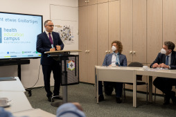 In Bocholt entsteht der Health Education Campus Westmünsterland Bürgermeister Thomas Kerkhoff spricht zu den versammelten Vertreterinnen und Vertretern des Projekts