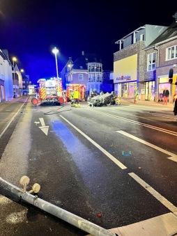  Vehicle lying on its roof on Ostwall after serious traffic accident. 