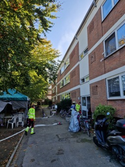  The fire brigade entered the flat via the stairwell of the apartment building. 