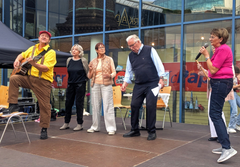 The 'Spätzünder' on stage in front of the arcades The 'Spätzünder' on stage in front of the arcades