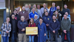  Appreciation: In Bocholt, deputy mayor Elisabeth Kroesen awarded honorary activity cards to citizens who voluntarily engage in social activities. Larissa Eiting (front, with symbolic card) is the youngest person from Bocholt to be awarded the honorary card. Eiting is involved in the VfL 45 association and the DLRG. 