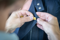 Bocholterinnen und Bocholter erhalten Ehrenamtskarten Die Anstecknadel zeigt: Hier engagiert sich jemand für seine Mitbürgerinnen und Mitbürger.
