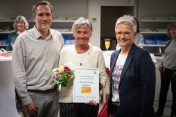  Monika Hebing from the Bocholt food bank received the 700th volunteer card. It was presented by Max Benda from the Social Affairs Department of the City of Bocholt and Deputy Mayor Elisabeth Kroesen. 