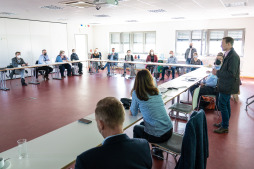  First City Councillor Thomas Waschki (right) welcomes the representatives of the local aid organisations. 