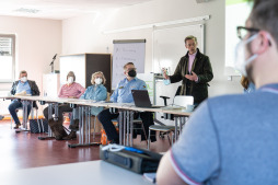  First City Councillor Thomas Waschki (right) welcomes the representatives of the local aid organisations. 