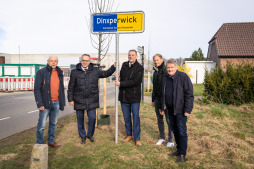  21 neue Linden wurden jetzt am Brückendeich/Anholtseweg gepflanzt. Im Bild: (von links) Johannes Hoven vom Heimatverein Suderwick, Bocholts Bürgermeister Thomas Kerkhoff, Aaltens Bürgermeister Anton Stapelkamp, Bocholts Stadtbaurat Daniel Zöhler und Freek Diersen, Ratsmitglied der Gemeinde Aalten. 