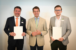  District President Andreas Bothe (centre) presented the grant notifications to Mayor Christian Mangen (left) and Head of Urban Planning Dave Welling (right).  