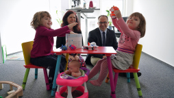 Happy together about the new family office at EWIBO's headquarters in Europa-Haus: EWIBO Managing Director Azra Zürn, Mayor and EWIBO Supervisory Board Chairman Thomas Kerkhoff and sisters Amina (4) and Alina (3). 