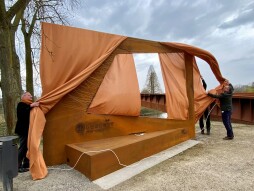  Unveiling of the artistic photo frame by Mayor Thomas Kerkhoff (r.) and artist Ludwig Maria Vongries, which is intended to encourage passers-by to take self-portraits with their smartphones. 