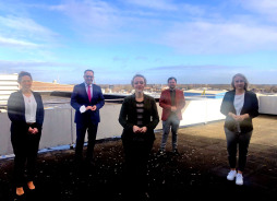  SPD member of parliament Nadine Heselhaus (centre) during her visit to Bocholt. Also present: Mayor Thomas Kerkhoff (2nd from left), treasurer Jennifer Schlaghecken (left), Tim Schülingkamp from the SPD city association and SPD member of state parliament Nina Andrieshen. 