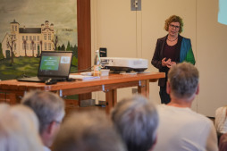 Dr Elisabeth Schwenzow welcomed the guests to the Sporker Saal and introduced the topic Dr Elisabeth Schwenzow welcomed the guests to the Sporker Saal and introduced the topic