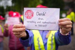  Primary school classes hand out ''Thought and Thank-You Notes'' to motorists 