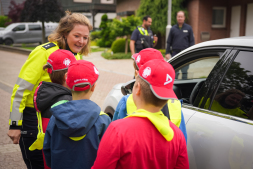  Primary school classes hand out ''Thought and Thank-You Notes'' to motorists 