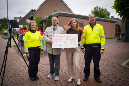  Once again, Stadtsparkasse Bocholt supported this year's road-side fundraising campaign with a donation 