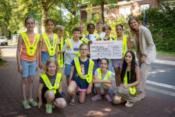 Laura-Sophie Feldberg presented a symbolic cheque for 2,500 euros on behalf of the campaign to improve road safety. Laura-Sophie Feldberg presented a symbolic cheque for 2,500 euros on behalf of the campaign to improve road safety.