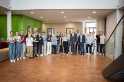 14 boys and girls are now on the road as bus attendants The new bus attendants received their ID cards from Bocholt's First City Councillor Björn Volmering (8th from right). Teachers from the participating schools, employees of the city of Bocholt and Jens Dörpinghaus from StadtBusBocholt GmbH (9th from right), Dirk Wübbels from DEKRA Bocholt (6th from right) and Michael Wanning from the Borken district police also attended the handover.