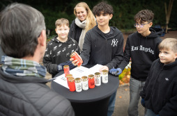 Project 'Living with death' at the IVM secondary school in Bocholt Eighth-graders from the Israhel van Meckenem School helped with grave maintenance at the main cemetery