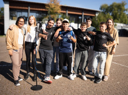 Joint rap project between JUBoh and the Arnold Janssen School Rapper and workshop lecturer Dennis Buss with the pupils of the Arnold-Janssen-Schule and the director of the Junge Uni Bocholt, Jennifer Engels (left), as well as VHS director Isabel Testroet (right).