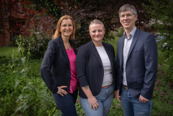 The team of the senior citizens' office (from right): Division manager Christian Tewiele with Marie-Therese Brand and Sarah Bußmann The team of the senior citizens' office (from right): Division manager Christian Tewiele with Marie-Therese Brand and Sarah Bußmann
