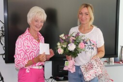   Agnes Epping, 1st Chairperson of the Seniors' Advisory Council, thanks Nina Kremer and wishes her all the best for her new job at the Job Centre.   