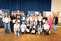Certificate presentation at the August-Vetter Vocational College The graduates of the youth leader training course, together with First Deputy Mayor Gudrun Koppers (second from the right), Head of the Youth and Family Department Doris Springer (first from the right), teacher Christina Zydra-Echelmeier (third from the right, kneeling) and Nicol van Baal from the Youth and Family Department (third from the left, kneeling)