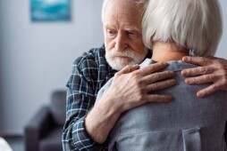 Dementia couple hug each other Relatives and everyday helpers of dementia sufferers can now attend a training course in Bocholt.