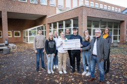 Pupils from the Israhel-van-Meckenem secondary school present the cheque for 1940 euros Pupils from Israhel-van-Meckenem-Realschule hand over the cheque for 1940 euros together with their teachers Mira Bartelt (3rd from left), Simon Rademaker (5th from left) and Christina Frericks (7th from left) to Lukas Kwiatkowski (2nd from right) and Sabine Kürten (right) from the Social Services Department of the City of Bocholt.