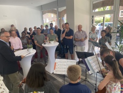  Mayor Thomas Kerkhoff welcomes many guests at the opening of the new neighbourhood meeting place in the Friedhofsiedlung. 