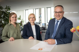 Mayor Thomas Kerkhoff signs the charter on reconciling work and care together with the coordinators (from left) Lisa Schoppers-Roes and Antje Schlütter Mayor Thomas Kerkhoff signs the charter on reconciling work and care together with the coordinators (from left) Lisa Schoppers-Roes and Antje Schlütter.