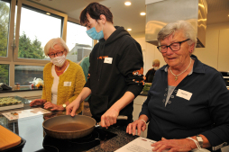 Cooking together, engaging in dialogue and learning from each other. (Archive image April 2022) 