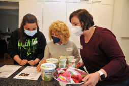  Cooking together, engaging in dialogue and learning from each other. (Archive image April 2022) 