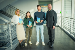 Bocholt's head of sports Björn Volmering (right) presented the prizes to Vivian Langert (from left), Juli Becker and Phil Bauhaus. Bocholt's head of sports Björn Volmering (right) presented the prizes to Vivian Langert (from left), Juli Becker and Phil Bauhaus.