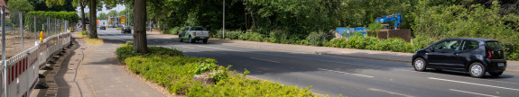 The cycle path on the southern side of Uhlandstraße, which has been cleared in the meantime, remains passable.