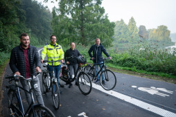  Taking the first lap on the new track (from left): Site manager Malte Küpper from the company G. Mesken, Max Scholten and Miriam Rüdiger from the city's Mobility and Environment Department, and deputy department head Jan Diesfeld from the Mobility and Environment Department. 