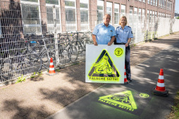 \ Ludger Thesing von der Stadt Bocholt und Heike Kormann von der Kreispolizei Borken haben eines der Graffiti aufgesprüht.