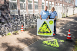  Ludger Thesing von der Stadt Bocholt und Heike Kormann von der Kreispolizei Borken haben eines der Graffiti aufgesprüht. 