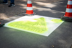 \ Die Graffiti in neongrüner Farbe sind kaum zu übersehen.