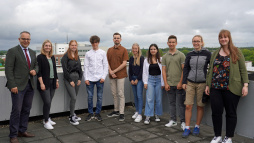  Mayor Thomas Kerkhoff (l.) welcomes the new trainees of the City of Bocholt (from left to right): Stefanie Wilken (Head of Training), Emma Heckers, Leandro Morotti, Florian Franzen, Anna Flores, Aleyna Kalemci, Tom Giesing, Leonie Nele Terörde, Eva Telahr (Head of Training). 