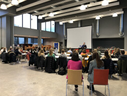  Mayor Thomas Kerkhoff welcomes the city's junior staff in the refectory of the comprehensive school at the trainee summit, which this time revolved around EU politics. 