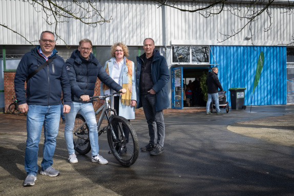 <p>Mayor Thomas Kerkhoff (from left), City Planning Councillor Daniel Zöhler, Environment Officer Angela Theurich and Hans Schliesing from the Mobility and Environment Department visited the RADTRENDS trade fair together.</p>
