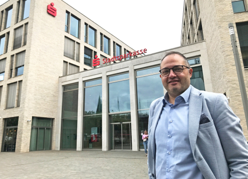 Gültekin Izgi outside his workplace, the main branch of the Stadtsparkasse Bocholt, photo: Bruno Wansing Gültekin Izgi outside his workplace, the main branch of the Stadtsparkasse Bocholt, photo: Bruno Wansing