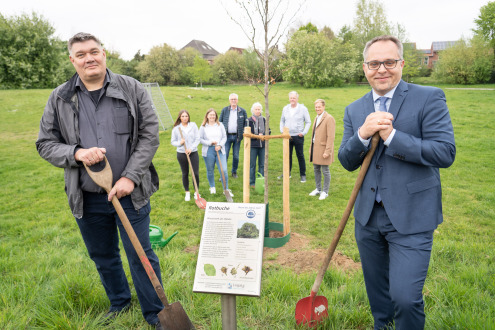 Bernd Decressin, Managing Director of Logata Digital Solutions (left), together with Mayor Thomas Kerkhoff (right) in front of the Tree of the Year 2022: the copper beech.