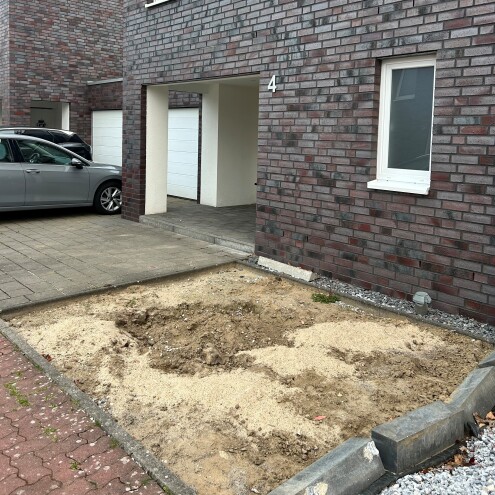 Removal of a gravel garden A gravel garden in front of a house