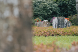  The commemoration of Remembrance Day takes place at the 1939/45 memorial site of the municipal cemetery on Blücherstraße.  