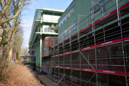  The town hall is already partially scaffolded, later the building will be scaffolded from all sides 