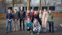  Die Lehrkräfte des Euregio-Gymnasiums und der Alder Grange School (v.l.n.r.): Frank Gassen, Stephen Corbishley, Thomas Bieniek, Lennard Winkler, Jan-Bernd Lepping, Lea Gormann, Marie Buyting, Dorothee Varwick, Heike Grewe. Vorne kniend: Dr. Joachim Müller, Guido Diderichs 