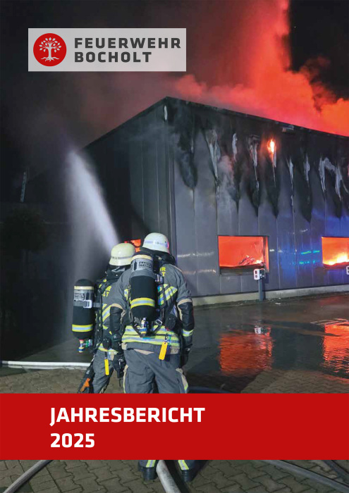 Das Cover des Jahresberichts zeigt eine brennende Lagerhalle